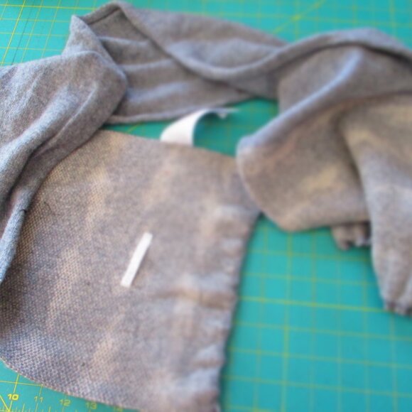 80% Lamb's wool grey wolf scarf - Picture 4 of 6